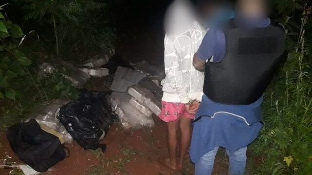 Dos motociclistas detenidos en Jardín América por circular con más de 300 kilos de marihuana.