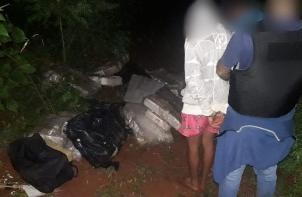 Dos motociclistas detenidos en Jardín América por circular con más de 300 kilos de marihuana