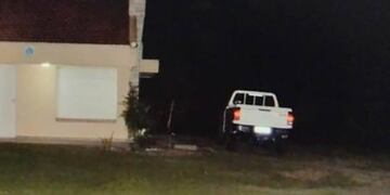 Los delincuentes ingresaron a la propiedad en una Volkswagen Amarok blanca.