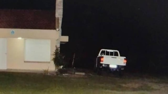 Los delincuentes ingresaron a la propiedad en una Volkswagen Amarok blanca.