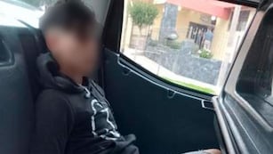 El delincuente disparó varias veces hacia las víctimas, pero las balas no salieron.