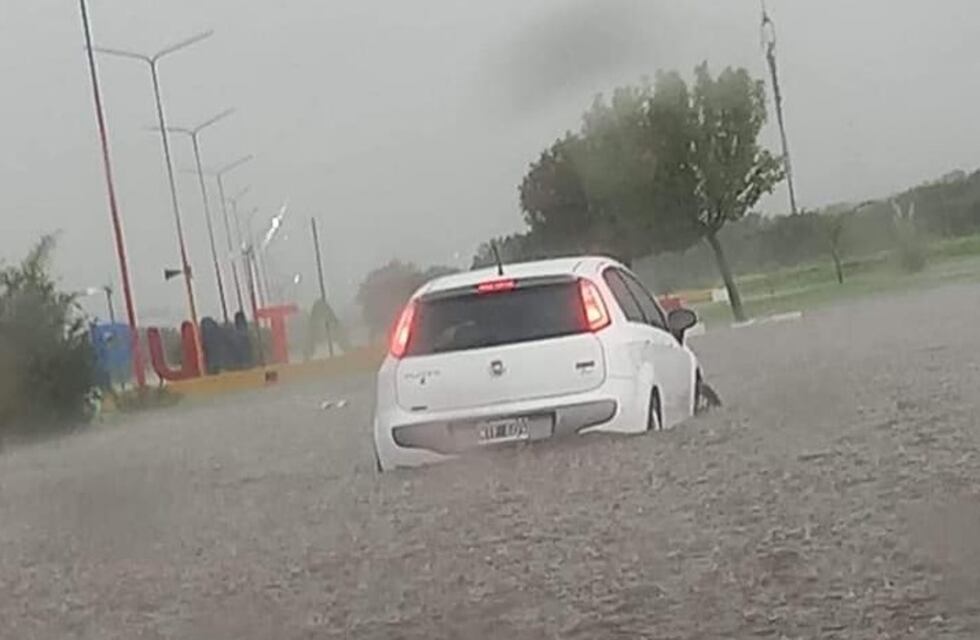 Fuerte tormenta afectó la ciudad de La Punta por la crecida del río Trapiche