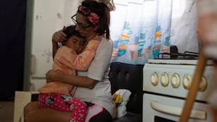 Las mujeres dedican el doble de tiempo que los varones a las tareas de cuidado.