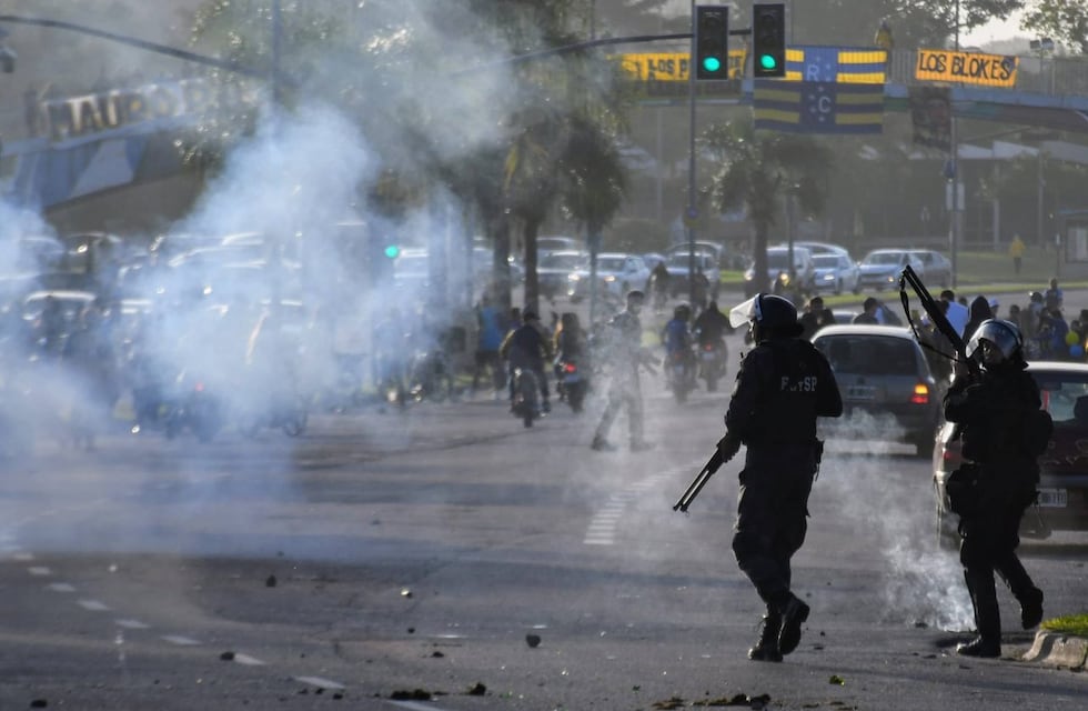 Incidentes entre hinchas y policías en la previa al partido de Rosario Central