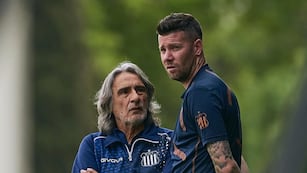 Daniel Valencia, gloria de Talleres, en diálogo con Guido Herrera, arquero y referente del plantel de Talleres. (Prensa Talleres)