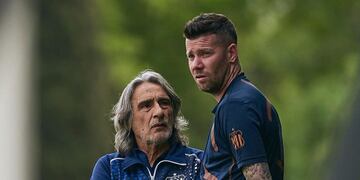 Daniel Valencia, gloria de Talleres, en diálogo con Guido Herrera, arquero y referente del plantel de Talleres. (Prensa Talleres)