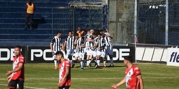 Gimnasia derrota a Deportivo Maipú por la Primera Nacional. Foto: José Gutiérrez.