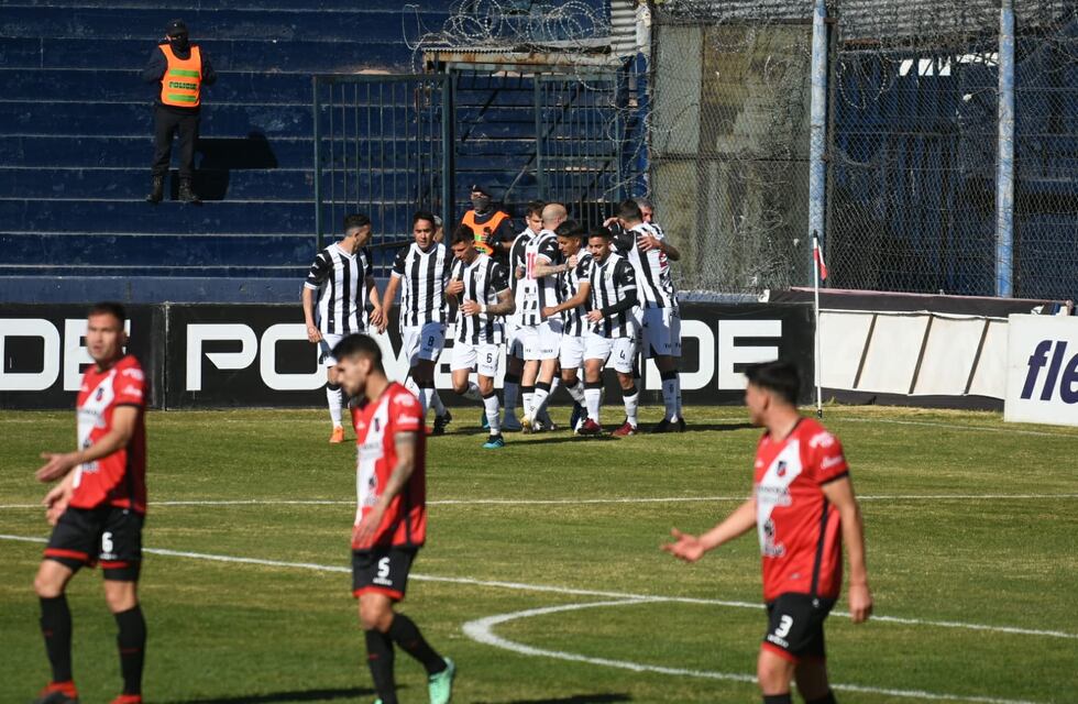 Gimnasia derrotó 2-0 a Deportivo Maipú y se afirma en la cima de las posiciones