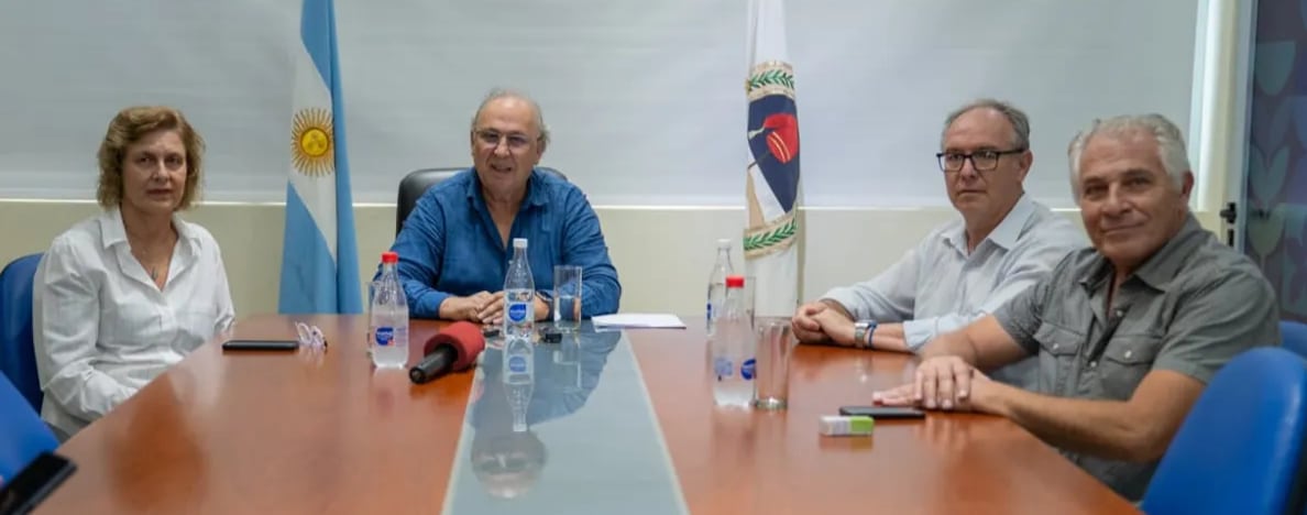 El ministro de Infraestructura, Carlos Stanic, puso en funciones a las nuevas autoridades en el directorio de Agua Potable de Jujuy, los vocales Graciela Corradini y Luis Jure.
