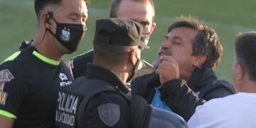 El técnico de Belgrano fue protagonista de un escándalo.