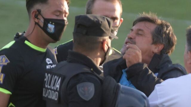 El técnico de Belgrano fue protagonista de un escándalo.