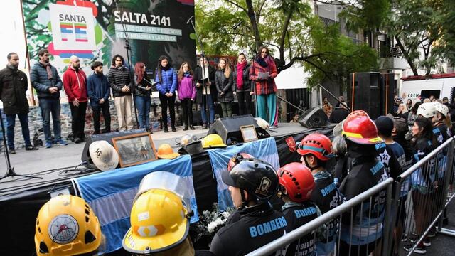 El homenaje del año pasado se llevó a cabo donde se desplomó el edificio de nueve pisos.