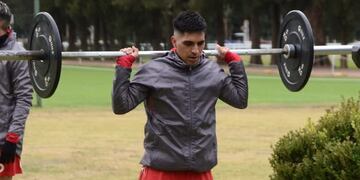 Jonás Acevedo, el volante de Concarán, se sumó a las prácticas de Huracán de Parque Patricios.