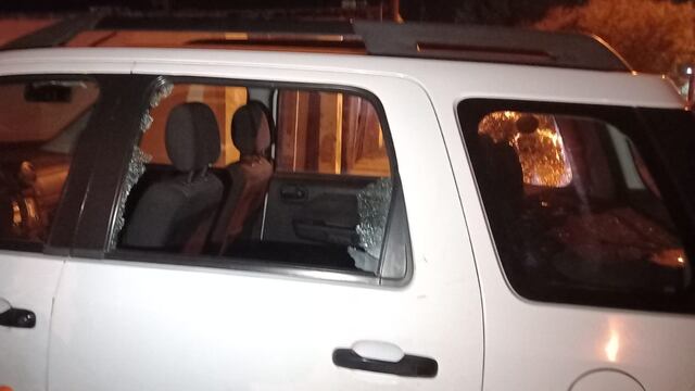 Una decena de autos fueron destruidos a raíz de los desmanes.