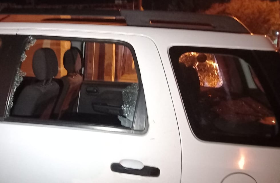Batalla campal en un partido de fútbol en Las Perdices: hinchas apedrearon autos y rompieron alambrados