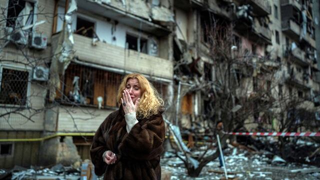 Natali Sevriukova llora junto a su casa destruida después de un con cohetes en la ciudad de Kiev. (AP /Emilio Morenatti)