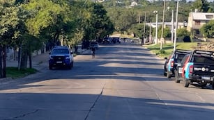 Arrojaron una granada a un móvil de la Policía de Córdoba.