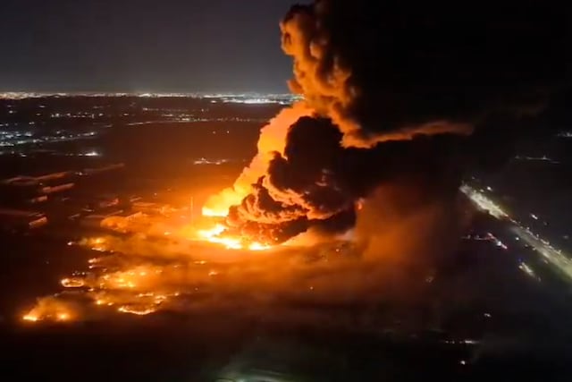 Un dron y un pasajero de un avión grabaron el incendio en Ezeiza.