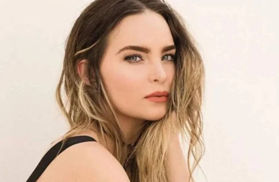 Belinda prendió fuego las redes con un look total black para Vogue