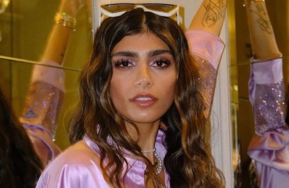 Mia Khalifa saludó a sus fans recién levantada luciendo solamente un saco largo que muestra “de más”