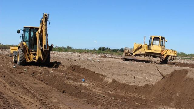 Remueven 13.000 metros cúbicos de tierra para cerrar un basural y transformarlo en un parque.