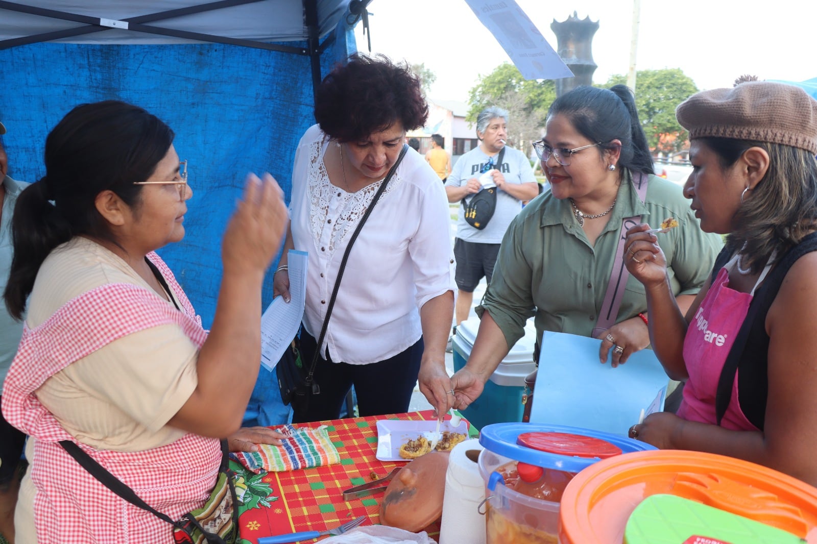 Integrantes del jurado examinan el plato presentado y escuchan los comentarios de cada participante. Al final de la tarde se sabrá el nombre de la ganadora.