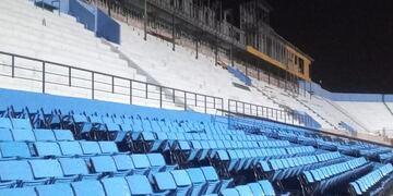 Las nuevas plateas se siguen colocando en el Gigante de Alberdi, pero falta completar los trabajos en la zona de palcos de prensa y autoridades (La Voz).