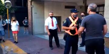 La Policía tuvo que separar a un automovilista y un colectivero, en bulevar San Juan (captura de video).