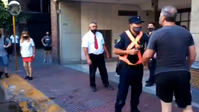 La Policía tuvo que separar a un automovilista y un colectivero, en bulevar San Juan (captura de video).