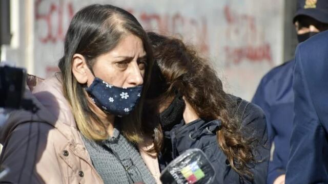 La abuela de Guadelupe, Silvia Domínguez y Yamila Cialone la mamá, luego de hablar con el juez Ariel Parrillis. Gentileza El Diario