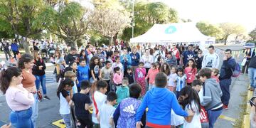 Kermese en Punta Alta para celebrar un aniversario de la autonomía.