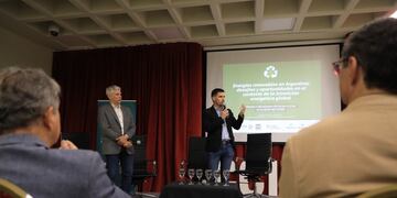 El intendente Leonardo Viotti en un foro de energías renovables en Rafaela