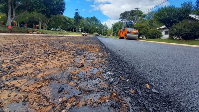 Realizan obras de asfaltado en Alba Posse.