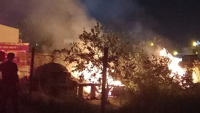 Fuego en el barrio Los Arces