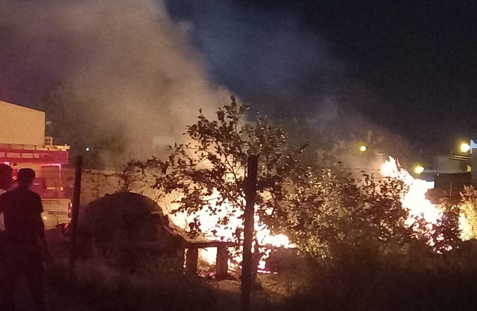 Los bomberos arrancaron el 2023 trabajando en el barrio Los Arces