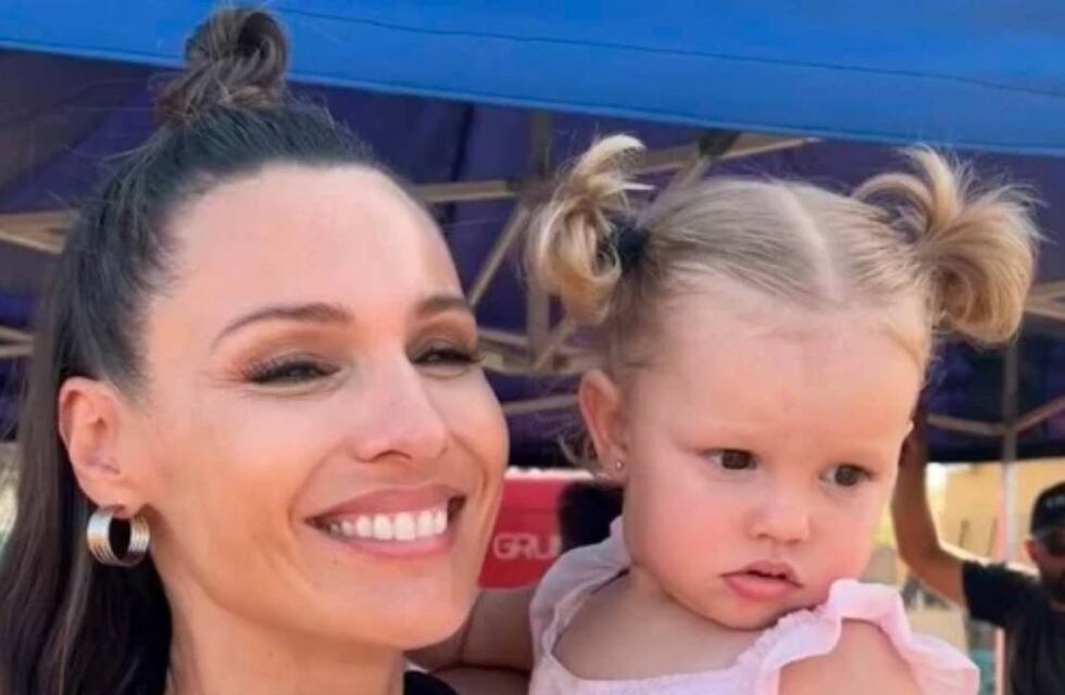 La hija de Pampita, Ana García Moritán deslumbró al lucir un gabán kids trendy