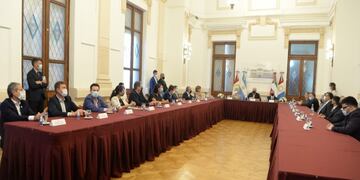 Aresca y Bernarte participaron de la firma del convenio.