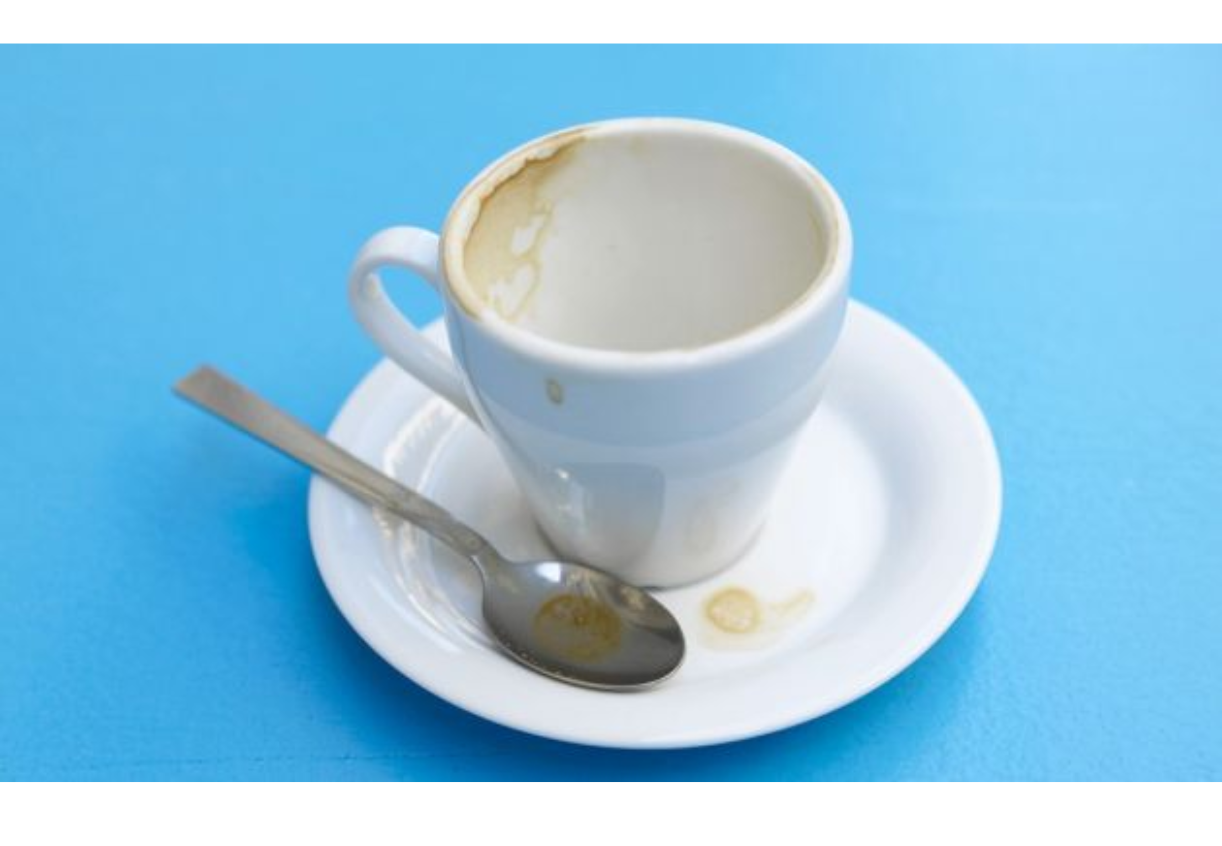 Las tazas suelen mancharse por el café o el té.