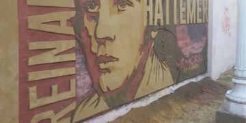 El mural que lo recuerda, en la Plaza Saavedra Lamas (Pellegrini y Magdalena de Lorenzi), a metros de donde desapareció Oscar Hattemer