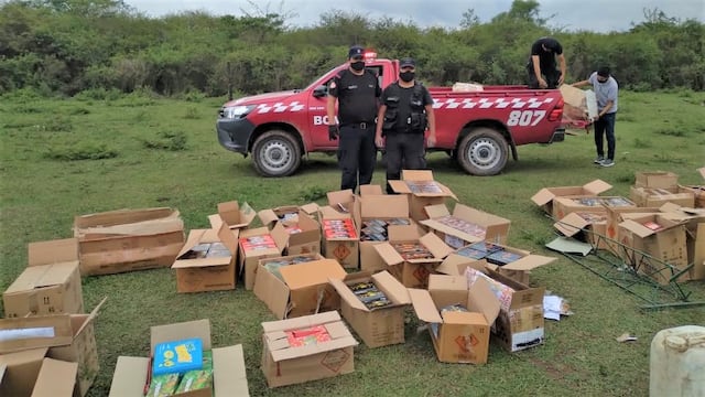 En un domicilio del barrio Los Perales la Policía halló pirotecnia a base de pólvora sin las habilitaciones de seguridad y prevención correspondientes.