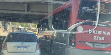 El colectivo de la empresa Ersa estaba fuera de su recorrido. Y quedó atorado.
