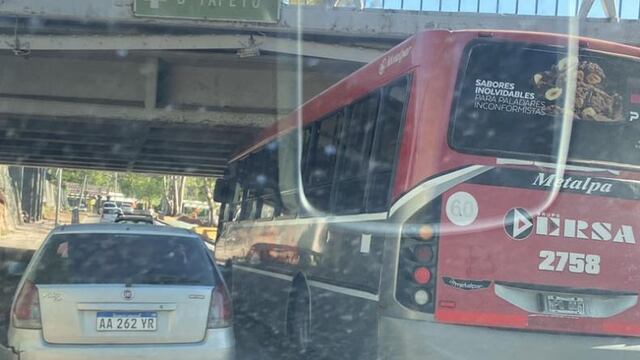 El colectivo de la empresa Ersa estaba fuera de su recorrido. Y quedó atorado.