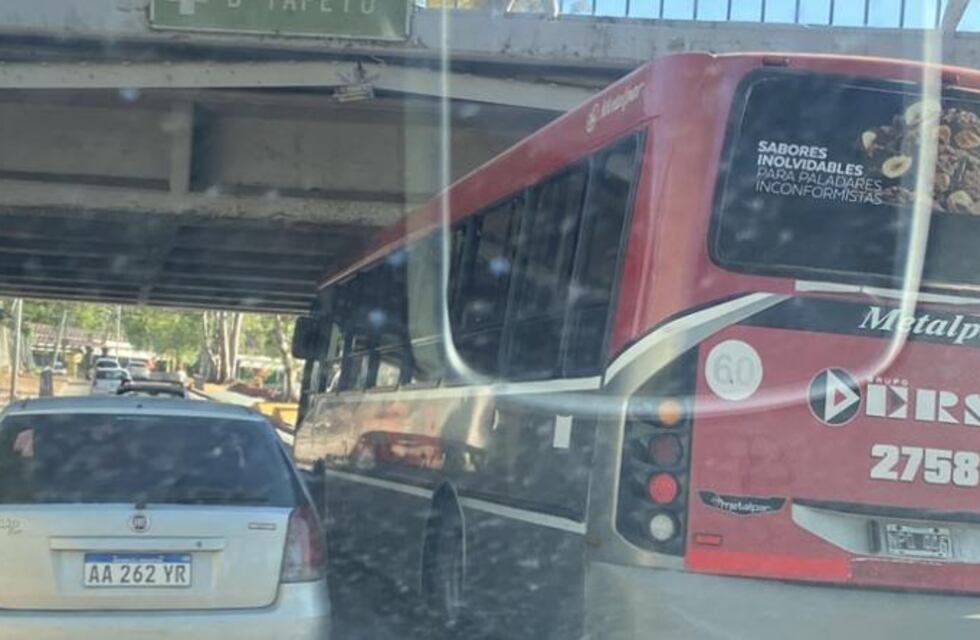 Otra vez Ersa: un ómnibus se atascó en un puente del centro de Córdoba