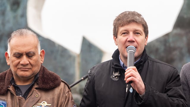 El Gobernador de Tierra del Fuego encabezó el acto central por los 40 años de la Gesta de Malvinas.