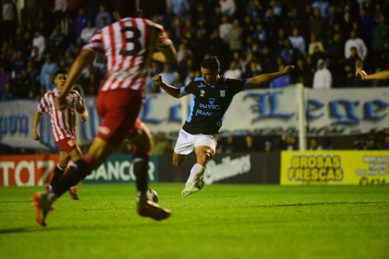 Racing de Nueva Italia recibió a San Martín de Tucumán. Gol de González. (Javier Ferreyra / La Voz)