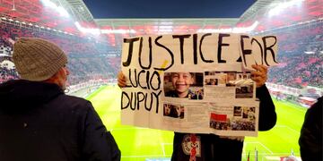En pleno partido entre Leipzig y Bayern Münich, un hombre alzó un cartel pidiendo justicia por Lucio Dupuy.