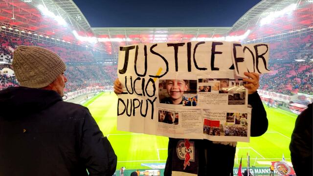 En pleno partido entre Leipzig y Bayern Münich, un hombre alzó un cartel pidiendo justicia por Lucio Dupuy.