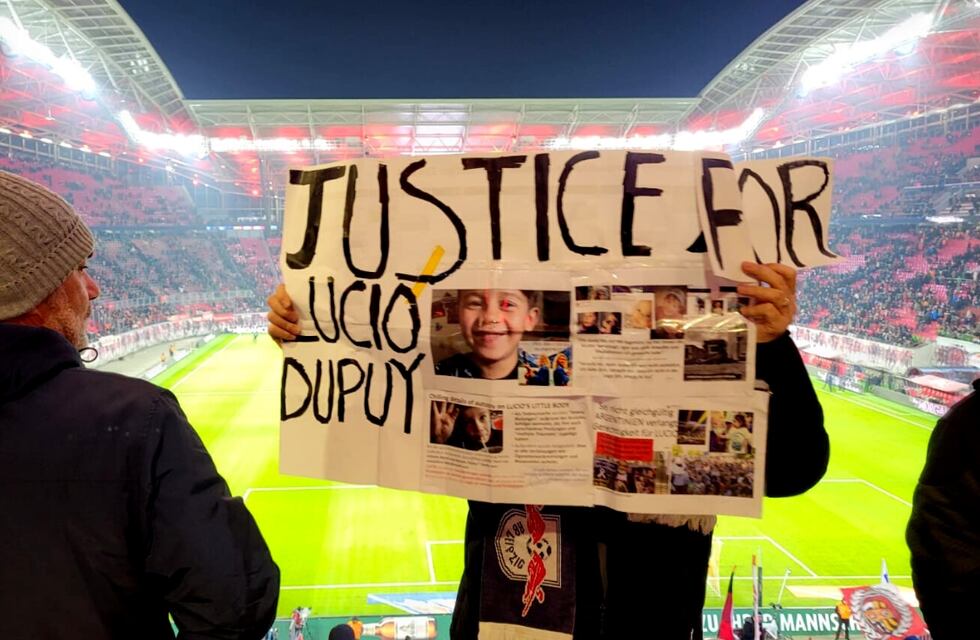 En pleno partido de fútbol en Alemania, alzaron carteles pidiendo justicia por Lucio Dupuy