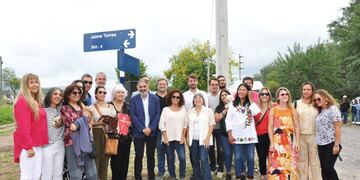 Funcionarios, miembros de la familia Torres y vecinos de Villa Jardín de Reyes, presentes en el acto de imposición del nombre del charanguista a una calle en ese sector de la capital jujeña.
