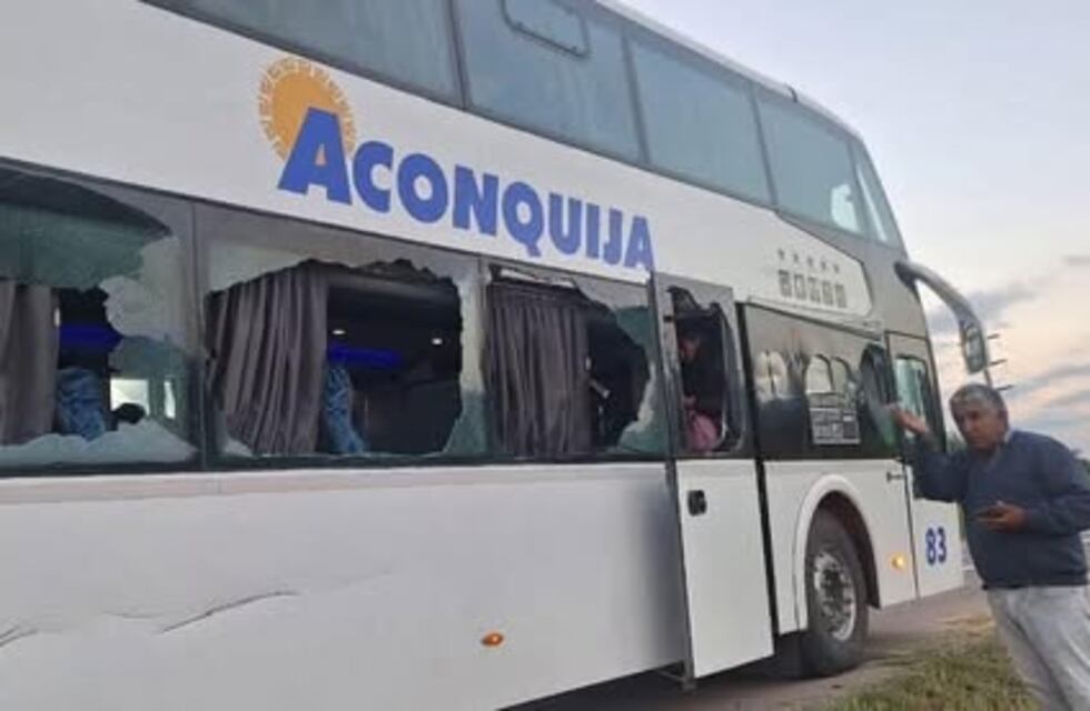 Choque entre un colectivo y un carro tabacalero en ruta 38